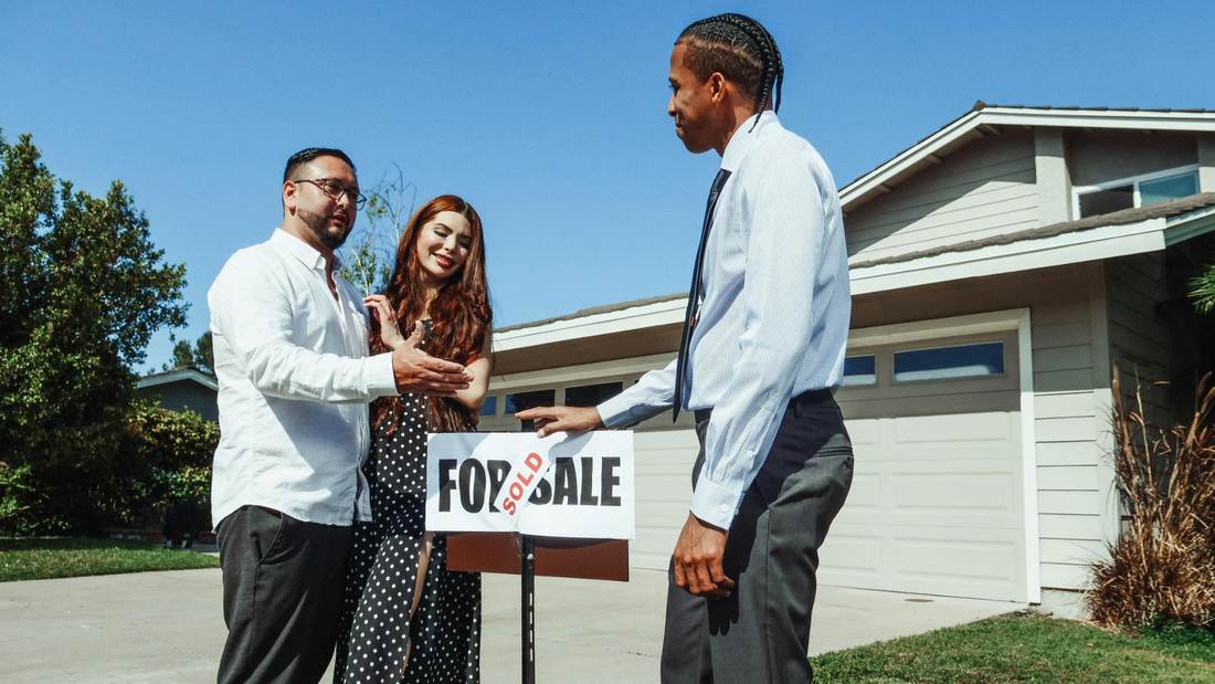 Marketing that Sells - agent closing a deal with happy clients